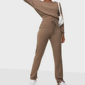 Mjukisset från Nelly  - Detta mjukisset från Nelly i en ljusbrun färg. Var lite för korta för mig som är 176. Annars ett superfint set🤎🤎 köparen står för frakt. 