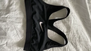 Nike sporttopp - Helt oanvänd sporttopp från Nike. Ganska liten i storleken. Köpare står för frakt.✨
