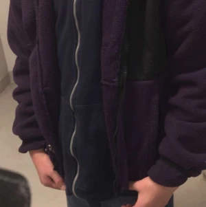 Lila northface jacka.  - Lila northface jacka i fleece matrial med svart överdel. Använd i drygt en månad. 10-12 år.