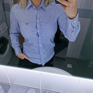 Cant skjorta str 34 - Fin gant skjorta som är använd max 3 gånger. Passar inte riktigt över brösten och därför säljer jag den. Köparen står för frakten 🙏