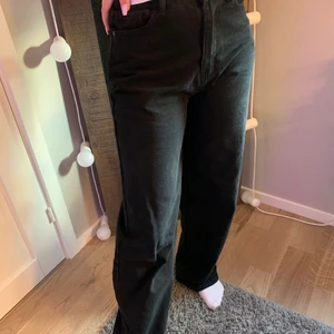 Svarta straight jeans - Helt oanvända svarta straight jeans. Jättefina, men säljer pga att de var alldeles för stora för mig som är 157. Det är st 36 men dem passade bättre på min vän som är runt 170 och vanligtvis har st 38. Lappen finns kvar. Köparen står för frakten (63kr)💕