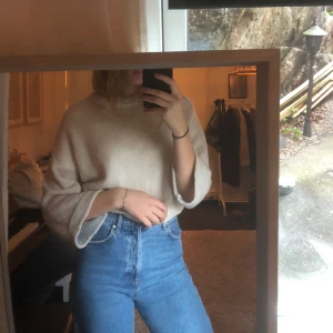 Stickad tröja M mango - Jättefin beige stickad tröja från mango! Lite kortare i armarna och lite oversized på mig som är storlek S:) fraktkostnad tillkommer👍🏼