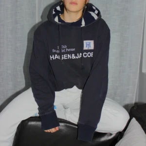 Hansen&Jacob hoodie - En supermysig Hansen&Jacob hoodie i marinblå, perfekt till hösten:) den är i storlek L men sitter perfekt oversized på mig (S)!🧡