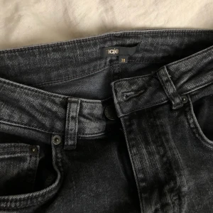 Maje jeans - Asnajs jeans från maje med snygga detaljer vid fötterna!! Köpta på NK för 1200kr!