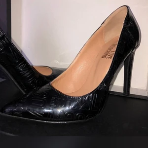 LOVE MOSCHINO - Super snygga love moschino klackskor. Passformen är vanlig, svarta och storlek 38. Intresserad? Skriv gärna till mig, kan även då skicka fler bilder på dem:) FRAKT INGÅR.