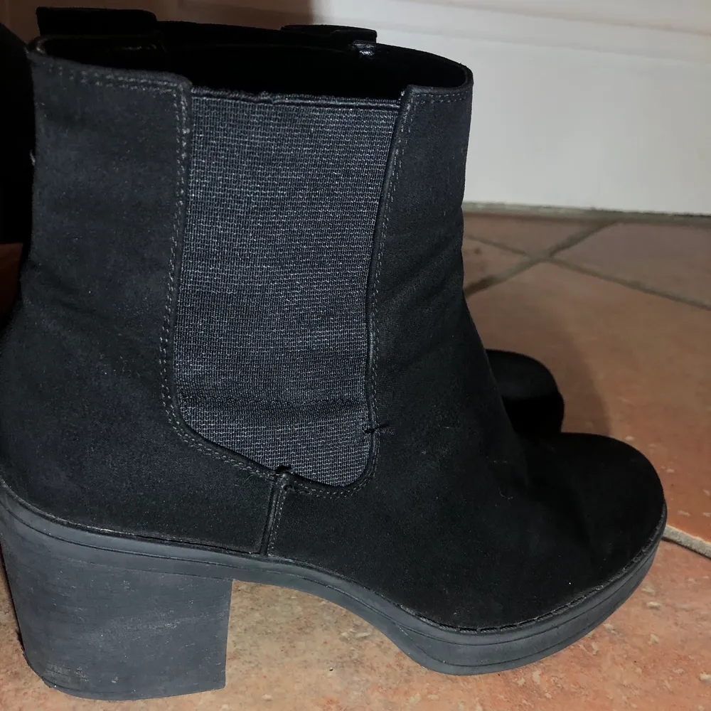 Fräscha svarta boots i storlek 39. Ca 5cm klack. Lite slitage men knappt synligt, säljs pga att de ej används. . Skor.