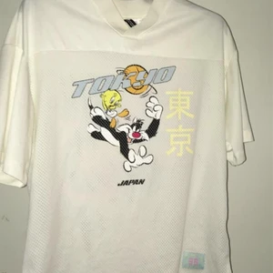 En super fet tröja från H&M - En cool tröja från H&M, köparen står för frakten, pris kan diskuteras❤️