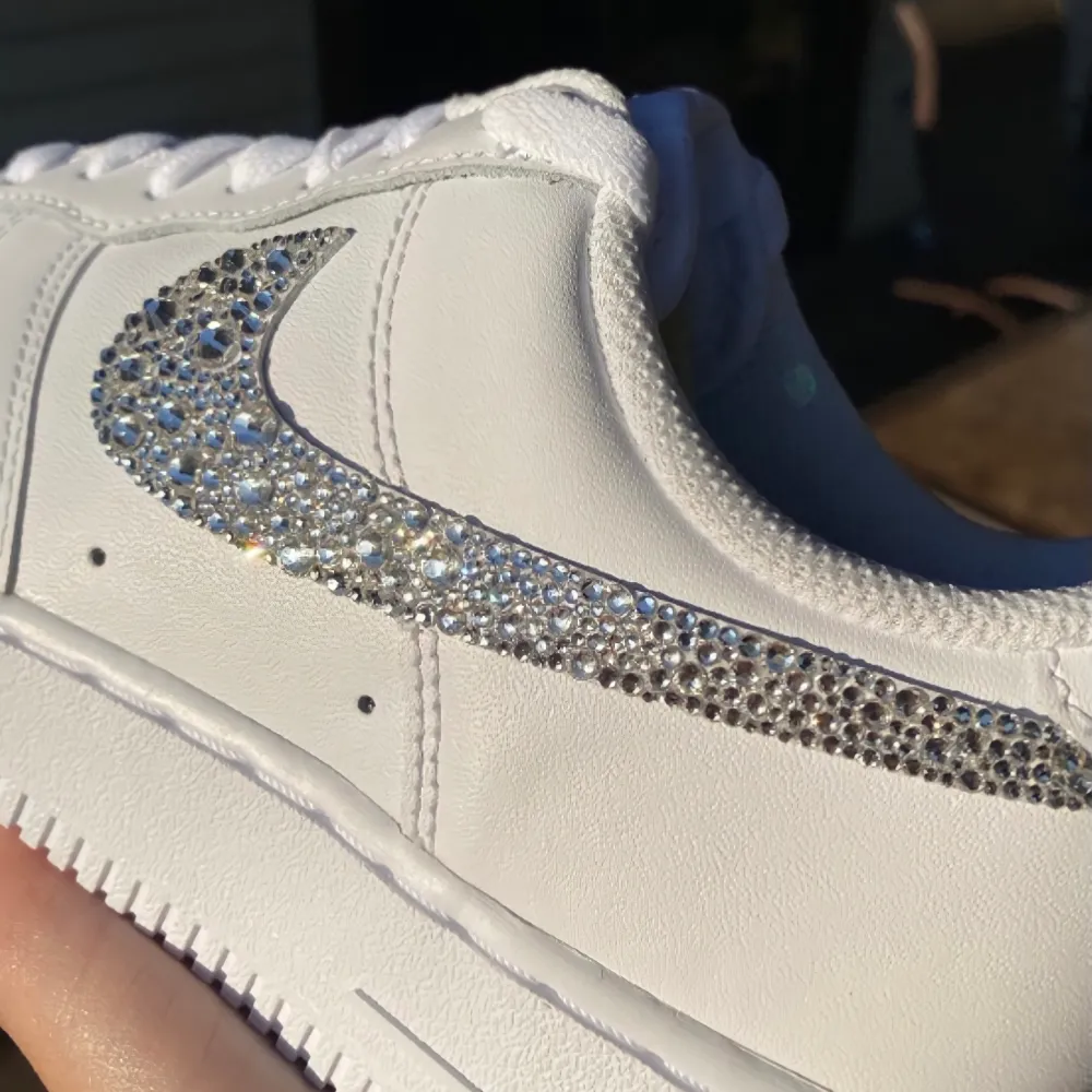 Egendesignade Nikes med rhinestones. Skriv privat för beställning i valfri storlek. Postas spårbart med postnord, frakt är inräknat i priset. Skor.