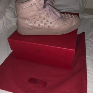 Valentino skor  - Säljer mina höga valentino skor som jag köpte i Italien, dessa är limited edition! Har tyvär tappat bort kvittot men dustbag och kartong medföljer! Storlek 38 Ny pris: 6000kr   Mitt pris:2900