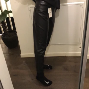 Mom skin jeans från ZARA - Jävligt snygga skin jeans från ZARA. Mom jeans och är ny köpta, aldrig använda. De e för korta för mig men jag är 178 cm lång! På någon kortare hade de suttit bättre! Storlek 38. Buda i komentarerna!