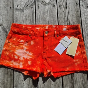 Michael Kors kortbyxor - Supersnygga korta Michael Kors shorts i Tie Dye färgat tyg. Äkta, taggar kvar. Nya och aldrig använda. Strl S. Möts el Köparen står för frakt.