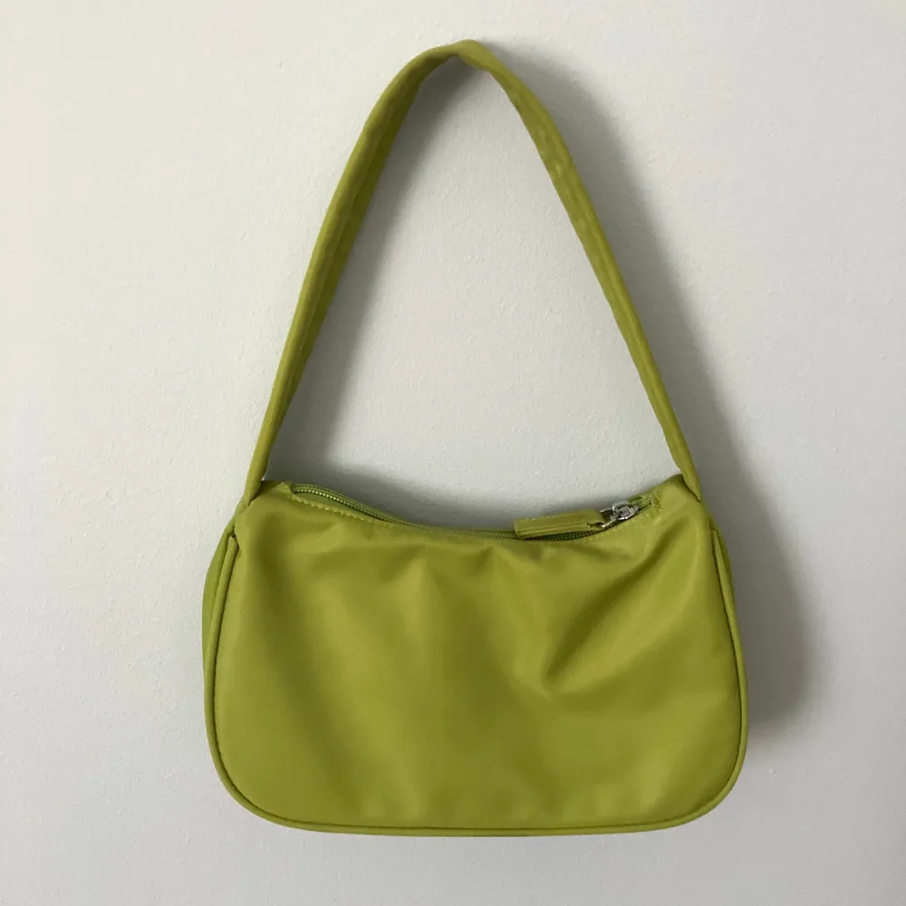 Grön liten shoulder bag i nylon, från Korea 💚. Accessoarer.