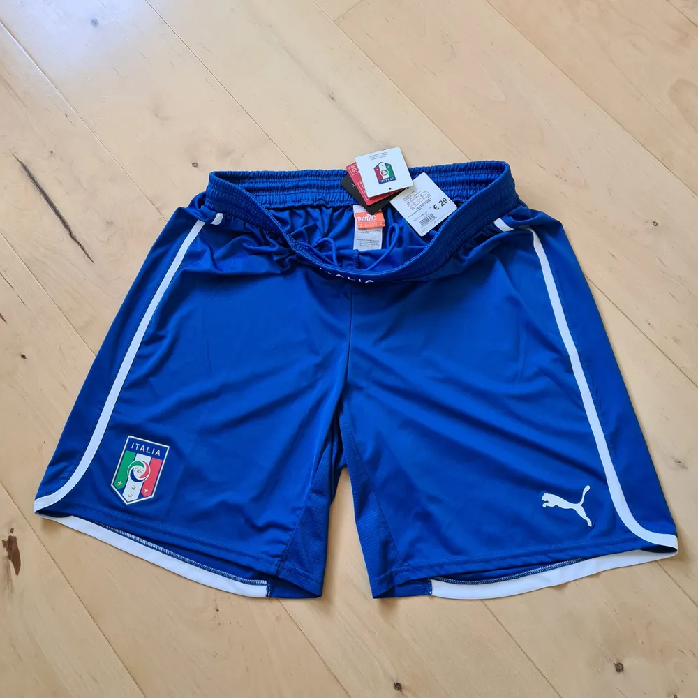 Säljer ett par shorts i märket Puma pga av att de ej passade min pojkvän i storlek.  Köpta i Italien. Helt nya med taggar kvar. Man kan säga att modellen liknar basketshorts. Lätt material som andas. Möts upp el köparen står för frakten.                                 Färg: Blå  -  Strl: XL  -  Märke: Puma                       Material: USP Dry - materialet andas och håller dig torr. Shorts.