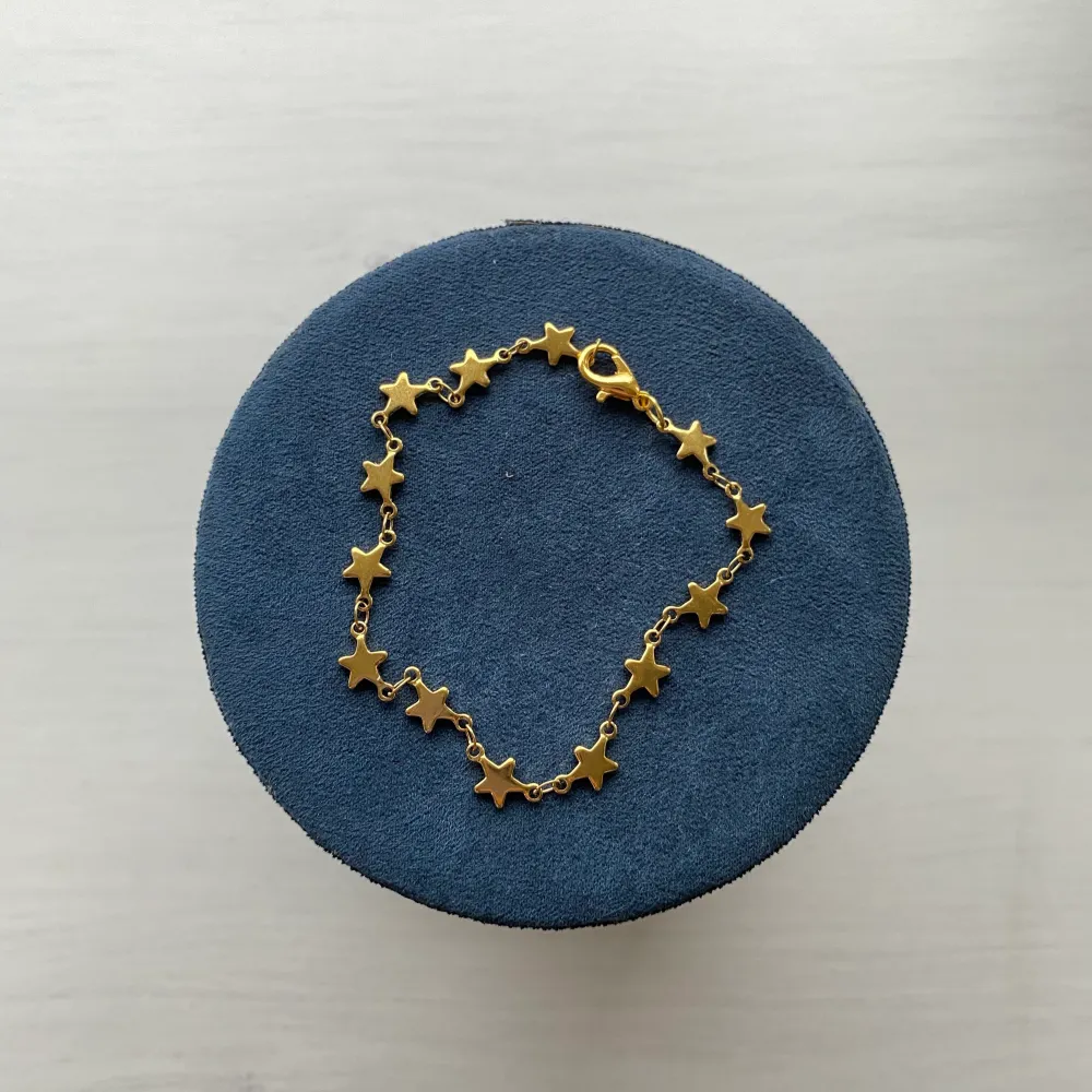 Handgjort armband i guld <33 Stilrent med stjärnor💞 Frakt 11kr💜 Fler smycken på insta @sthlm.jewelry💘💘. Accessoarer.