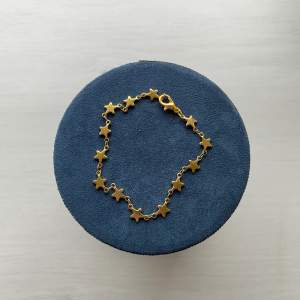 Handgjort armband i guld <33 Stilrent med stjärnor💞 Frakt 11kr💜 Fler smycken på insta @sthlm.jewelry💘💘