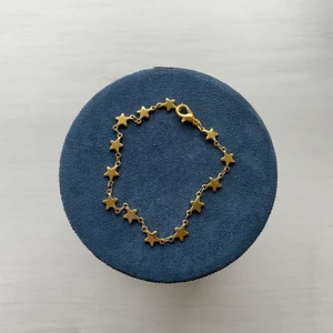 Armband i guld  - Handgjort armband i guld <33 Stilrent med stjärnor💞 Frakt 11kr💜 Fler smycken på insta @sthlm.jewelry💘💘