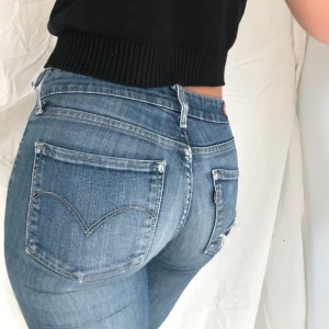 Svin snygga Levis jeans!!! - Säljer dessa favoriter!! Ljus tvätt och tight passform med supersnygga slitningar i ficka och ena knät! Storlek 26/34 (26 i midja & 34 i längd) och sitter toppen på mig som är 164cm