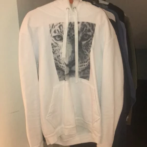 The cool elephant hoodie - Jättefin hoodie från the cool elephant som är använd Max 15 gånger. Säljs pga har inte användning för den och den är lite för liten för mig.