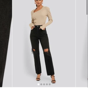 Jeans nakd - Säljer mina jeans med hål från nakd. Är 165 å d är perfekt långa på mig