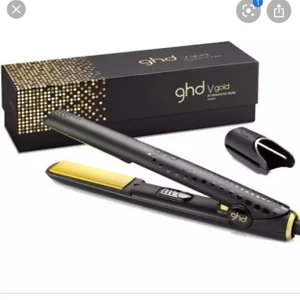 GHD plattång  - Säljer min plattång från GHD då jag köpt en ny. Världens bästa plattång enligt mig men ville testa något nytt. Den är använd cirka 1.5 år men i väldigt bra skick✨ Köptes för 1799kr. Frakt tillkommer, budgivning vid fler intressen! Priset är diskuterbart!🤍