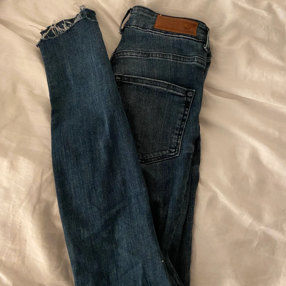 Jeans med hål på knäna från BikBok - 91