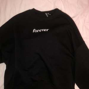 Forever sweater från h&m, storlek xs/s. väldigt mysig!! pris: 50kr, skriv gärna om intresserad:)