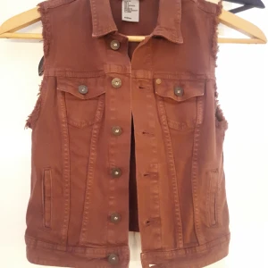 Jeans väst - Jeans väst. Storlek xs/s. Skick: Gott skick. Märke: H&M. Pris: 50 kr fri frakt. Kommer att skickas från ett hem med djur, nytvättad. Om köparen vill ha spårningsbart paket så står köparen för det 🌻
