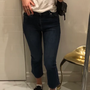 Mörkblå jeans - Sjukt snygga jeans från 2ndday. Mörkblå och kroppde i längden, perfeka till sommaren. De är helt nya med prislappen kvar. Nypris 1200kr