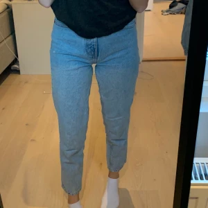 mom jeans - supersnygga mom jeans från zara som inte säljs längre! storlek 34 och passar mig perfekt som är 163. de är knappt använda så de är i bra skick! köpare står för frakt💕💕
