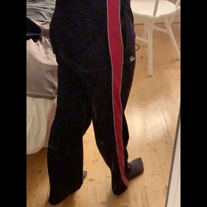 Ett par retro puma byxor från beond retro. I storlek S, tycker dock dom lätt passar medium vilket jag är. - Mörklila retro puma byxor med rosa sid detaljer. De är mjuka i tyget och stretchiga. De är köpta på beond retro. Passar både S och M, jag är M.