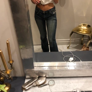 Lågmidjade jeans - Asscoola blå lågmidjade bootcut jeans från Disel. Buda