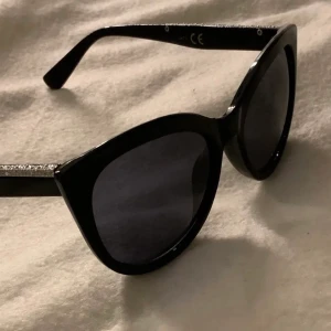 Solglasögon 🦋 - Ett par svarta solglasögon i SUPER skick🖤 Glitter på bågarna (se bilderna). Skickar med frimärken så det är billig frakt, om du inte vill ha spårbart:)