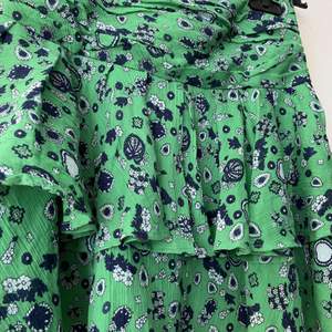 Super fin kjol från & other stories i en sjukt fin grön färg med små mönster. Storlek 36!