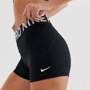 Helt nya Nike PRO shorts. Inga tecken på användning. Köparen står för frakten. För små för mig därför jag säljer! Frakt ligger på 22kr. Skicka för fler bilder vi intresse.