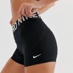 Nike PRO shorts - Helt nya Nike PRO shorts. Inga tecken på användning. Köparen står för frakten. För små för mig därför jag säljer! Frakt ligger på 22kr. Skicka för fler bilder vi intresse.