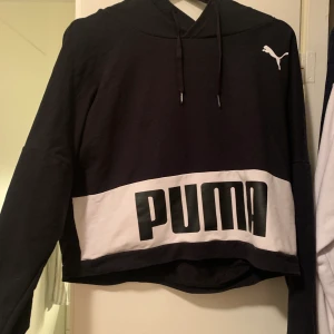 Puma croptop - Super fin croptop med luva från puma. Hämtas i Norrköping eller skickas mot porto. 