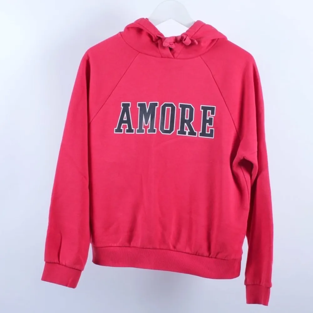 Säljer denna ginatricot hoodie med text ”Amore”. Jättefin röd färg som passar nu till hösten och julen. . Hoodies.