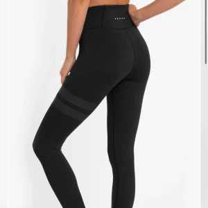 Stronger Etna - Säljer mina stronger Etna tights i svart🖤 300kr eller bud!