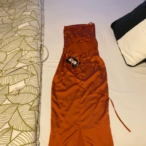 Klänning från prettylittelthing -  Brun silk klänning från PLT i storleken 32 aldrig använd 