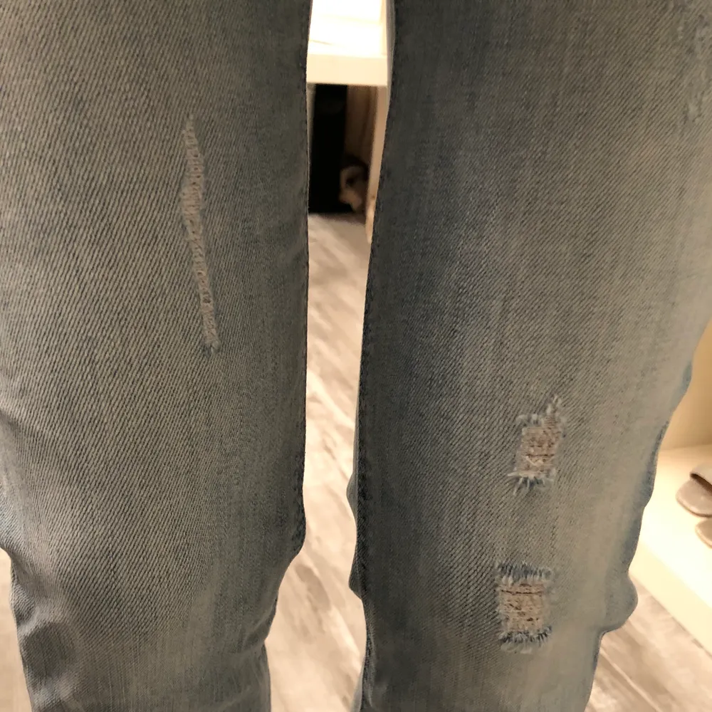 Ljusblåa raka jeans från Cubus, super fin med små slitna detaljer. Strl 152 =32, xxs (XS)💕 Köpren står för frakt 🚚 . Jeans & Byxor.