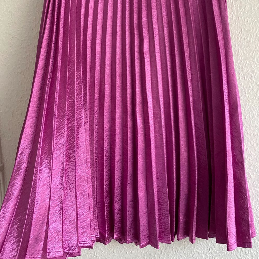 Rosa plisserad kjol - VERO MODA | Plick Second Hand