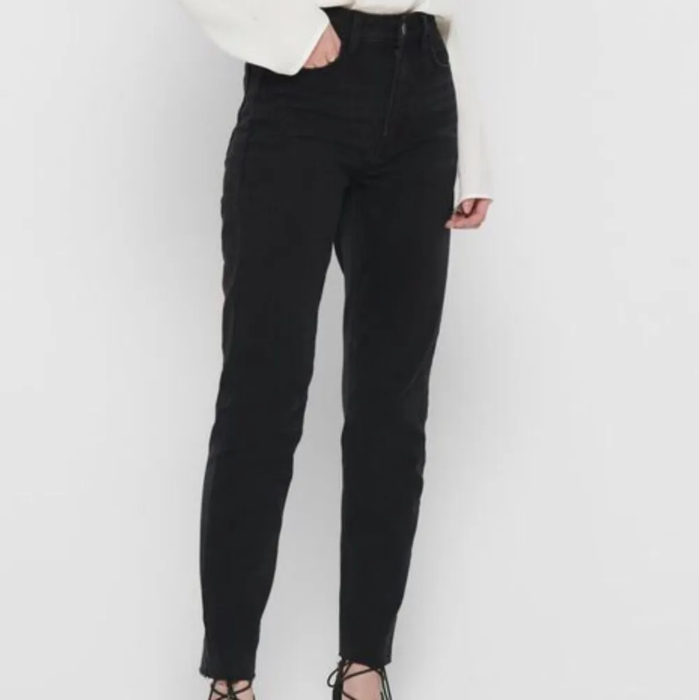 Svarta jeans från only, står att det är straight model men jag skulle säga att det är mer åt mom-jeans hållet. Strl 28/32. Säljer pga att jag tycker dom är för korta för mig som är 174. (Bilder från hemsidan) 💜💜💜 100kr+frakt . Jeans & Byxor.