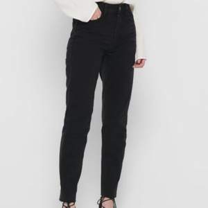 Svarta jeans från only, står att det är straight model men jag skulle säga att det är mer åt mom-jeans hållet. Strl 28/32. Säljer pga att jag tycker dom är för korta för mig som är 174. (Bilder från hemsidan) 💜💜💜 100kr+frakt 