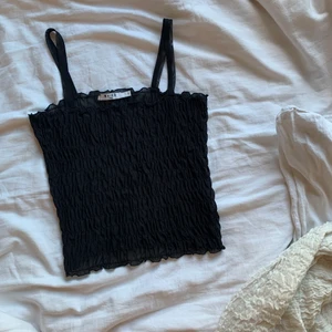 Festlig topp - Festligt linne i mesh, materialet stan tydligt på bild 2. Det är från nakd och passar så bra till fest och liknande! Väldigt stretchigt så passa storlekar både över och under! Aldrig använt och endast testat därför ingen prislapp kvar (Priset är exklusive frakt)💕