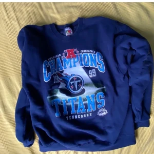 Vintage sweatshirt - marinblå vintage sweatshirt med tryck! köpt från plick för 400, mitt pris 300 :) köpare står för frakten; 55kr spårbart💕 budgivning som avslutas söndag 15:00 högsta bud just nu 370kr