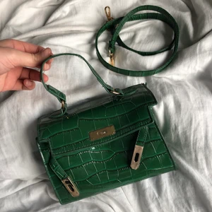 Grön axelremsväska  - Säljer min väska från crossbodydk då jag aldrig använt den🤦🏼‍♀️ superfint skick och färg!!💚 200kr eller bud! Köpare betalat för frakt🌟