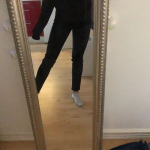 Svarta jeans - Svarta, bekväma jeans. Säljer på grund av att jag har väldigt många jeans och behöver typ sälja hälften. Frakt ingår i priset