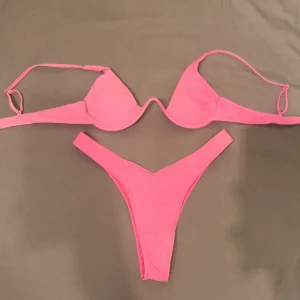 Zaful bikini - ÅTERPUBLICERAR PGA OSERIÖS KÖPARE!Rosa bikini från Zaful!!! Sparsamt använd men solblekta och blekts av att ligga för länge i vatten, dock fett snyggt💋Skriv vid intresse, frågor, fler bilder osv! Köparen står för frakt❤️