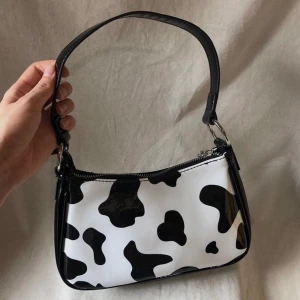 Cowprint baugettebag - Säljer denna helt oanvända väska med koprints mönster, suuuperfin men kommer inte till användning, om fler är intresserade är bud i kommentarerna!!🥰