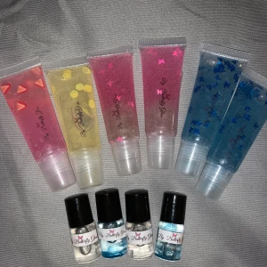 Läppglans - Säljer läppglans som även går att beställa på min Instagram by_butterflygloss! Innehåller vitamin E olja, grapeseedoil och kokosolja för att mjukgöra läpparna. Jag har varit väldigt noggrann med hygienen vid produktionen av dessa: uppsatt hår, tvättade tuber, handskar och spritad yta etc! Läppglanset känns väldigt mjukt på läpparna. Alla luktar tuttifrutti och finns i färgerna rosa, gul, rosa fjäril och blå fjäril. 30kr st❤️ Säljer även läppoljor i mini för 20kr st. Finns i clear och i blå! Innehåller små iskuber för dekoration. Gåva medföljer vid köp💕